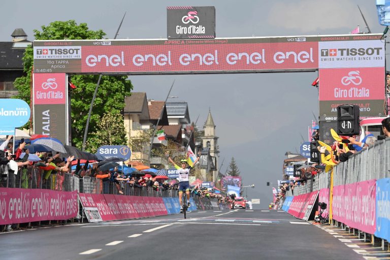 Giro 2022: Jan Hirt vence em Aprica e Almeida mantém-se no pódio