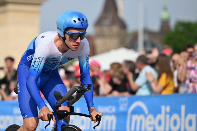 Giro 2022: Simon Yates voa em Budapeste!
