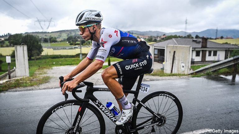 Vuelta 2022: Jay Vine ganha a etapa, Evenepoel já veste de vermelho