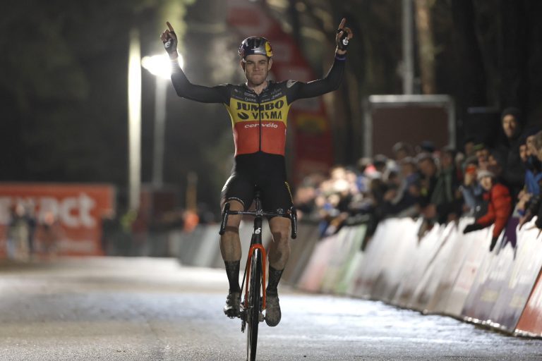 Exact Cross Mol: Van Aert leva a melhor num duelo à antiga