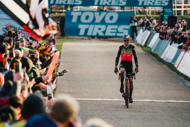 Taça do Mundo Zonhoven: Classe pura de Van Aert deixa todos KO