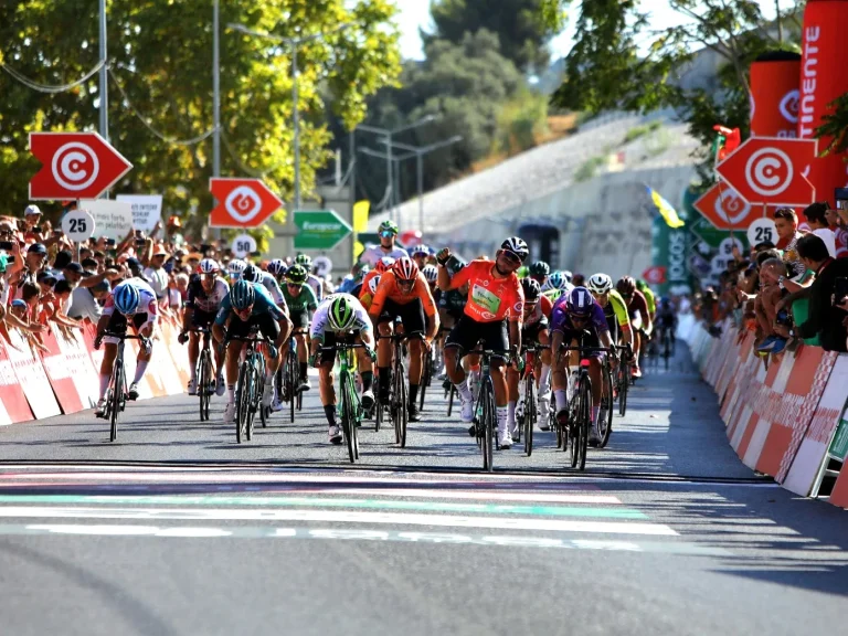 Leangel Linarez, a alta velocidade, bisa na Volta a Portugal e é o novo camisola amarela!