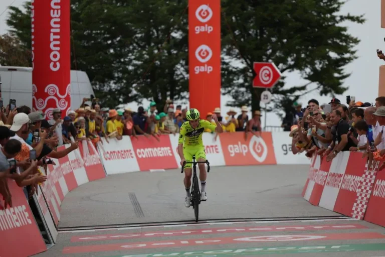James Whelan autoritário no alto da Sra. da Graça; Stüssi abre a porta da vitória na Volta