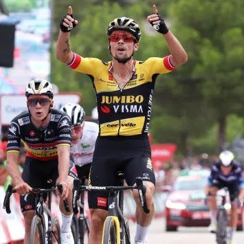O dia da Jumbo-Visma: Primož Roglič vence sprint de favoritos e Sepp Kuss é o novo líder da Vuelta