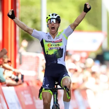 Esta é de Rui Costa! É a vitória na 15ª etapa da Volta a Espanha!