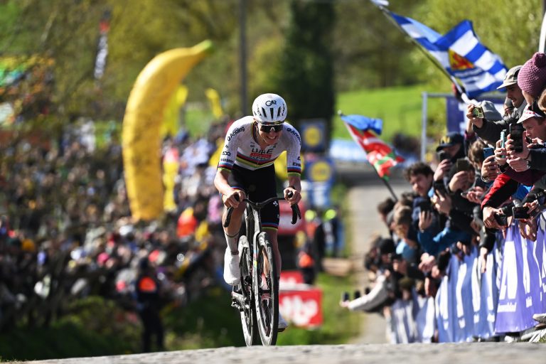 Tadej Pogacar conquista a terceira Ronde van Vlaanderen e sonha com cinco monumentos num ano