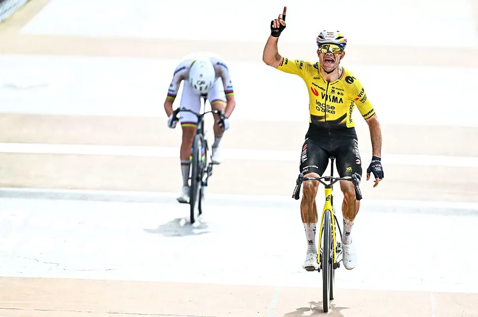 Wout van Aert vence Paris-Roubaix de 2026 com sprint imparável