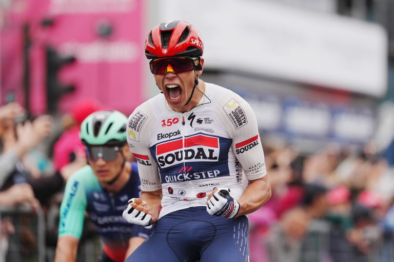 Paul Magnier impõe-se em final caótico e conquista a etapa inaugural do Giro d’Italia!